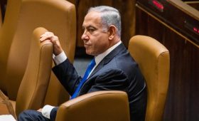 Нетаньяху временно сложит обязанности из-за операции