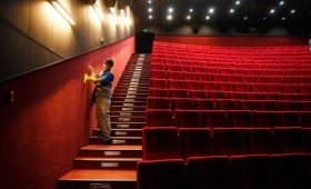 Российские фильмы и подорожавшие билеты не вывели кинотеатры из